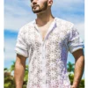 Camisa Dolce Mare de algodón bordada al estilo Sangalo con cuello mandarín, abierta por delante.